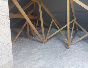 Zateplení stropu novostavby bungalovu pomocí foukané izolace